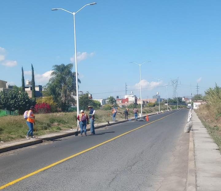 Realizaron faena de limpieza y mejoramiento en la avenida San Miguel Arcángel.