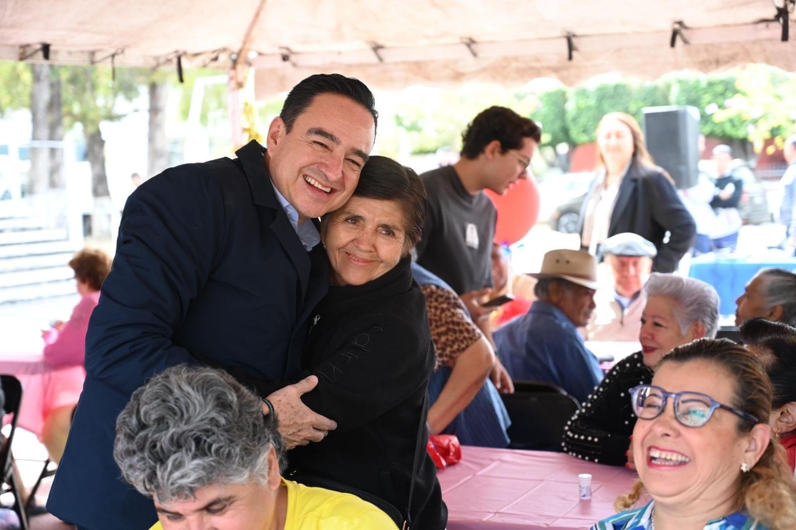 Carlos Soto festeja a adultos mayores en día del amor y la amistad