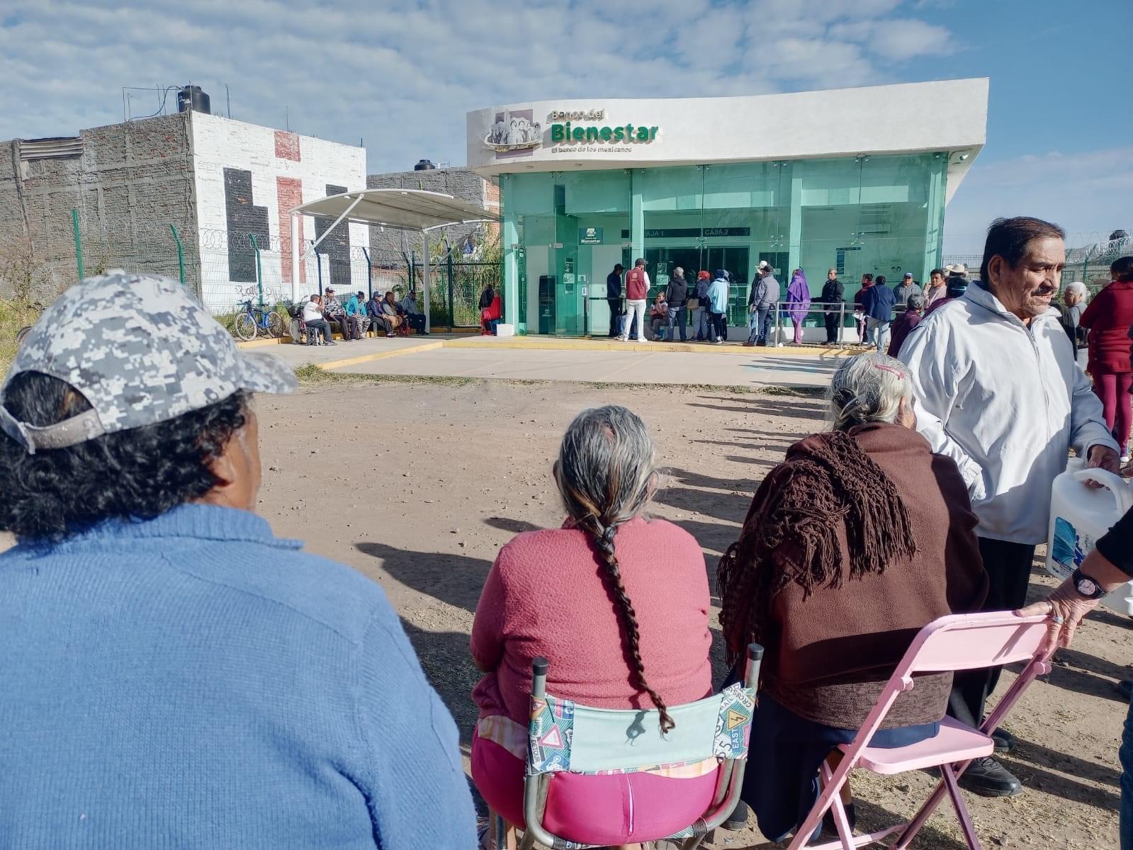 Sin dinero los cajeros automáticos del Bienestar, molestos adultos mayores en el Banco de La Pradera