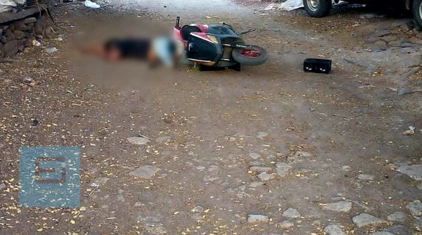 Albañil es ultimado a tiros mientras conducía una motoneta, en Jacona