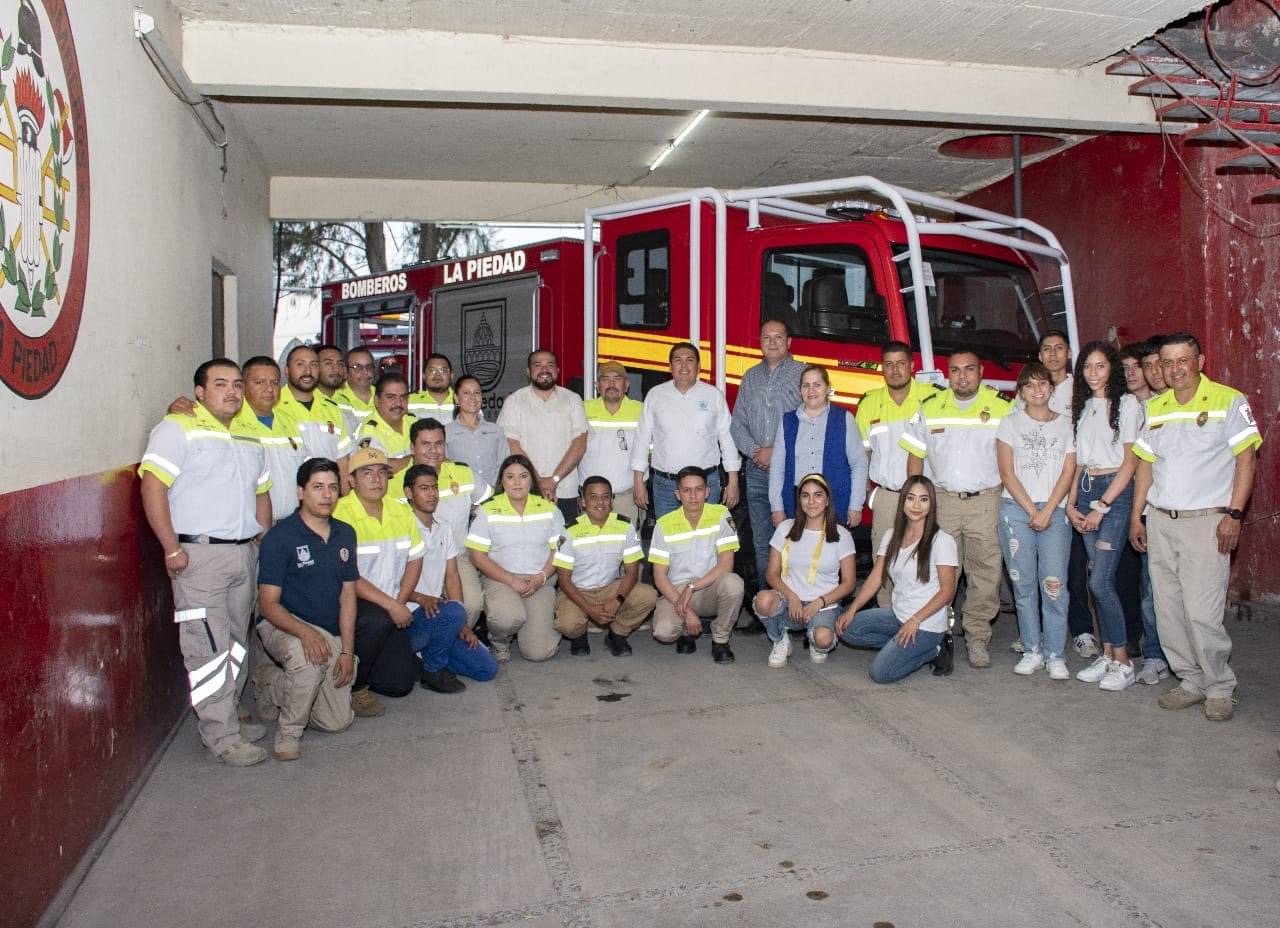 Entrega Samuel Hidalgo nuevo vehículo para bomberos de La Piedad