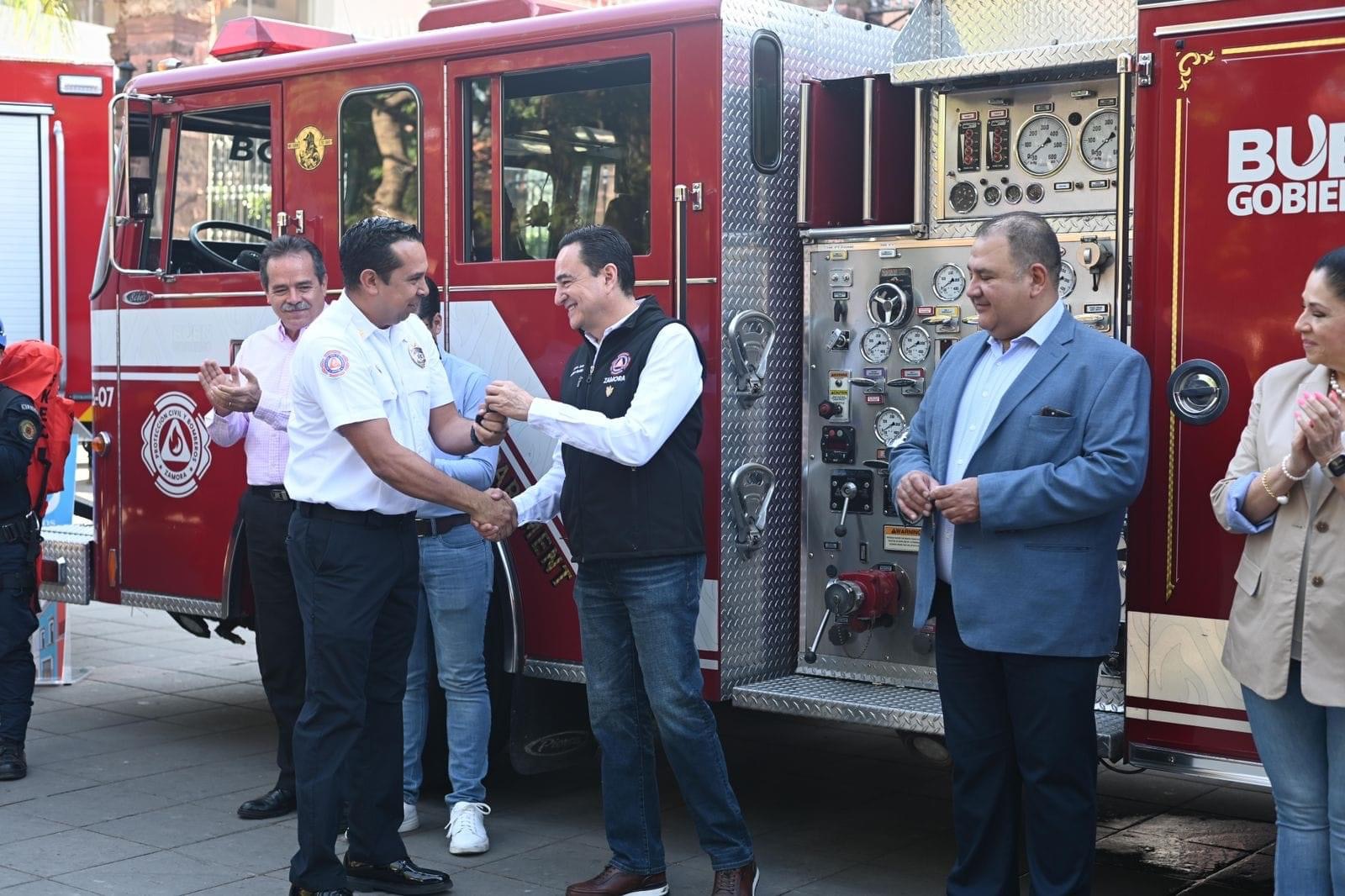 Carlos Soto entregó equipamiento para bomberos municipales, rescate y CONAFOR