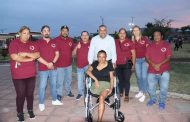 Isidoro Mosqueda entregó silla de ruedas y material deportivo