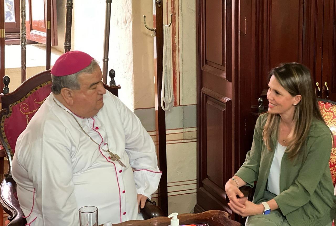 Daniela De Los Santos Torres y el Arzobispo de Morelia, Carlos Garfias Merlos en Diálogo para la Paz en Michoacán