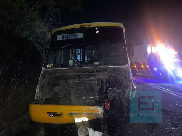 Hombre muere en choque de frente entre camioneta y camión de pasajeros, en el Libramiento de Zamora