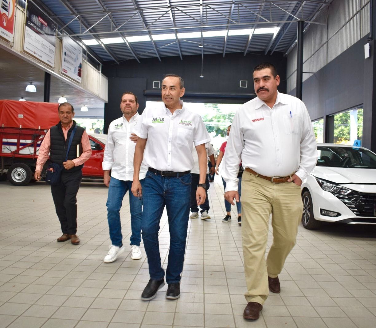 Jorge Hernández estuvo atento a las demandas de los trabajadores y directivos de Mueblería Antua y Nissan Autocom