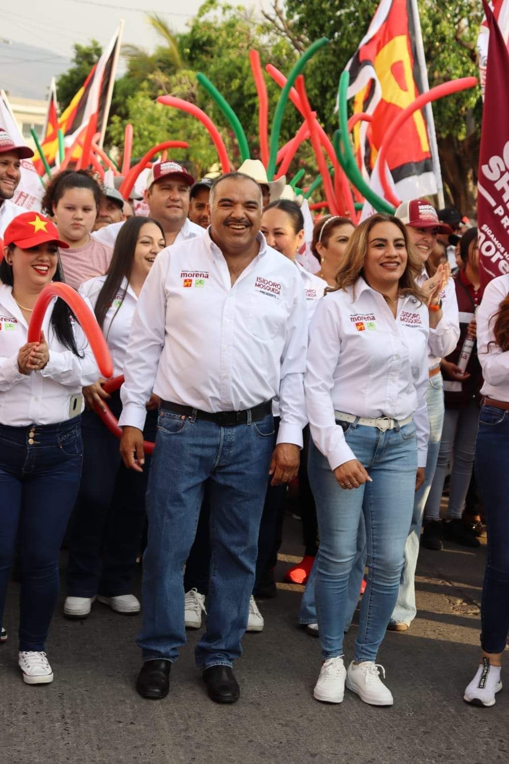 Isidoro Mosqueda arranca su campaña con cientos de simpatizantes en una marcha y mitin  