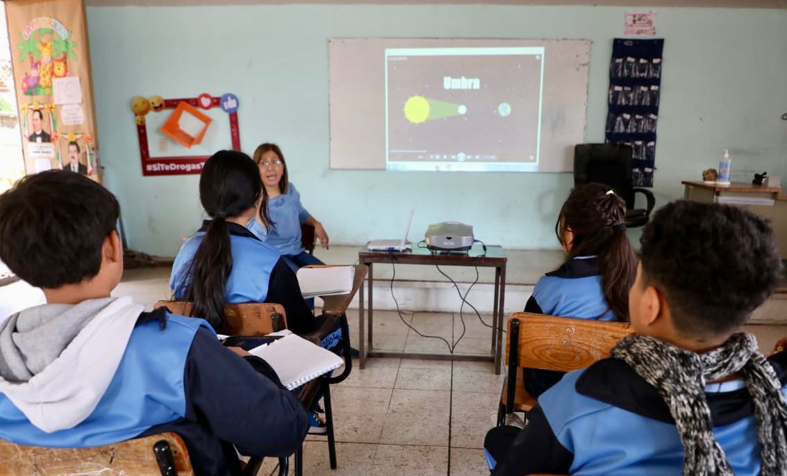 Miles de estudiantes aprenden del eclipse solar en escuelas en Michoacán