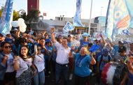 Ciudadanos festejan junto a Carlos Soto su apoyo en el multitudinario recorrido de la Gran Caravana