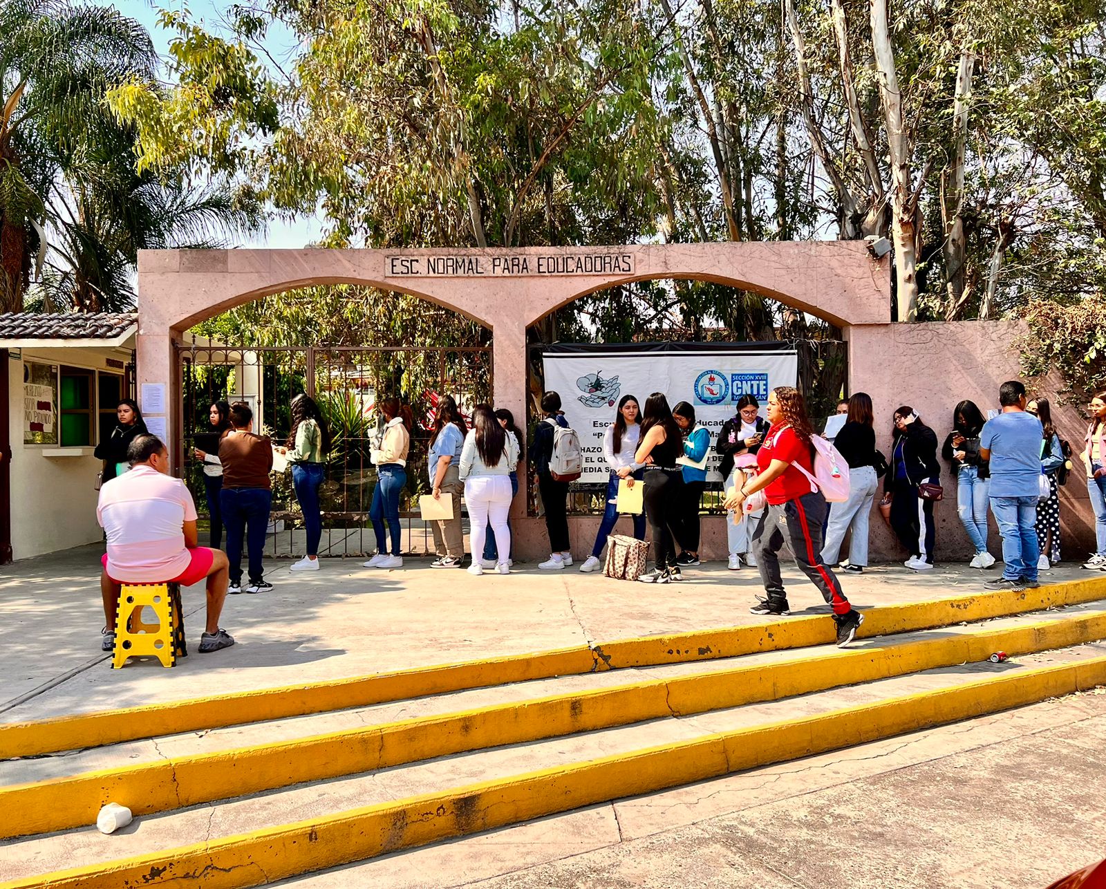 Inicia en orden la entrega de fichas para Escuelas Normales de Michoacán