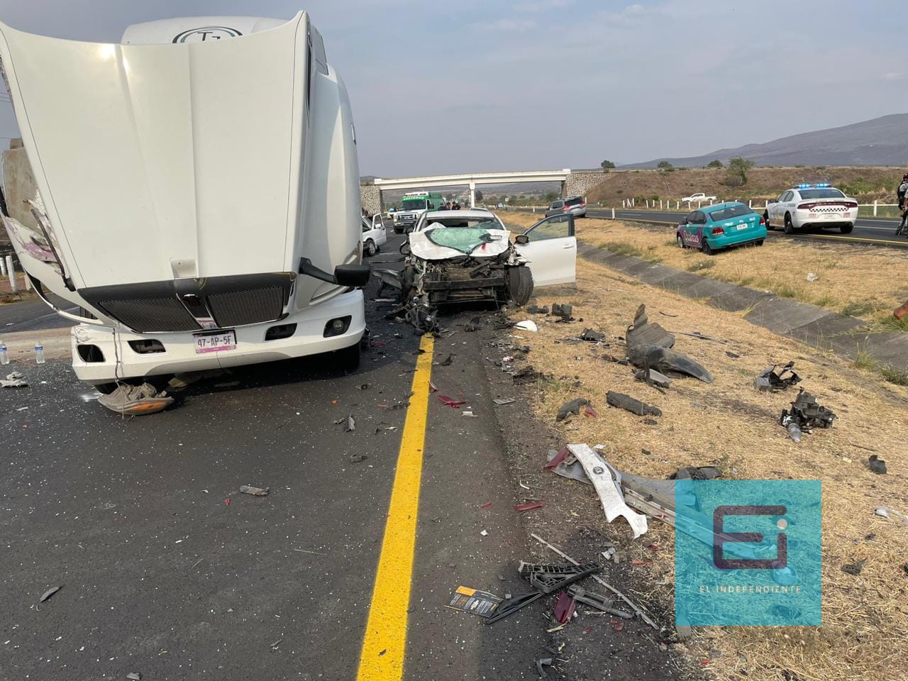 2 mujeres muertas y nueve lesionados, saldo de carambola vehicular en la autopista de Occidente 