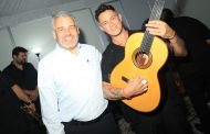 Regaló Bedolla guitarra de Paracho a Alejandro Sanz