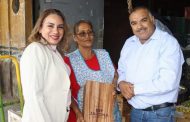 Isidoro Mosqueda y esposa, entregan diversos presentes a locatarios de la Central de Abastos en agradecimiento por su apoyo