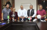 Isidoro Mosqueda entregó material deportivo y trofeos a la escuela 