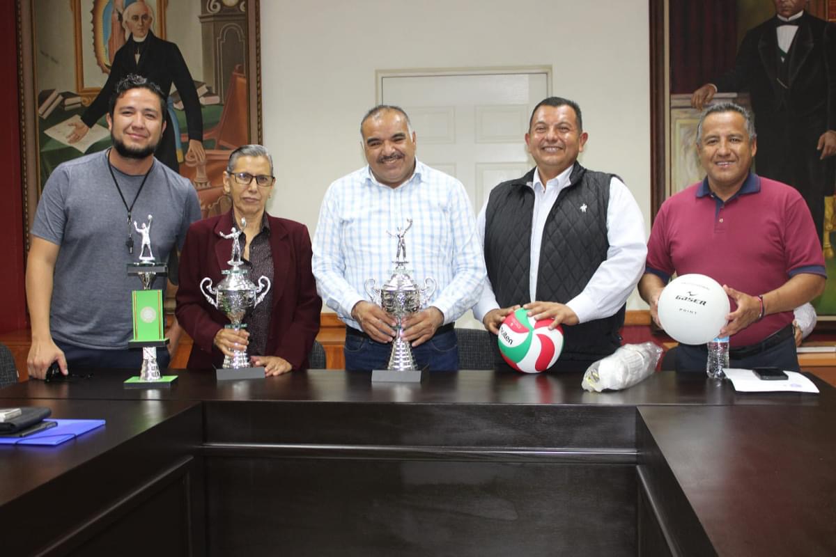 Isidoro Mosqueda entregó material deportivo y trofeos a la escuela 
