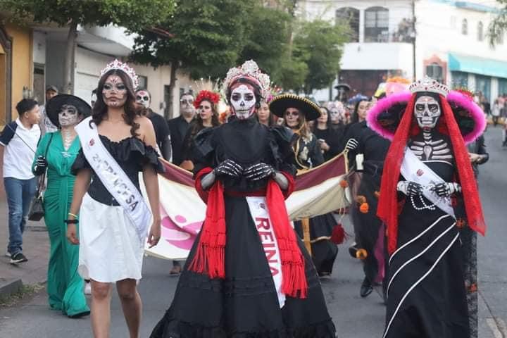 Con desfile de Catrinas y Catrines continúan celebraciones de
