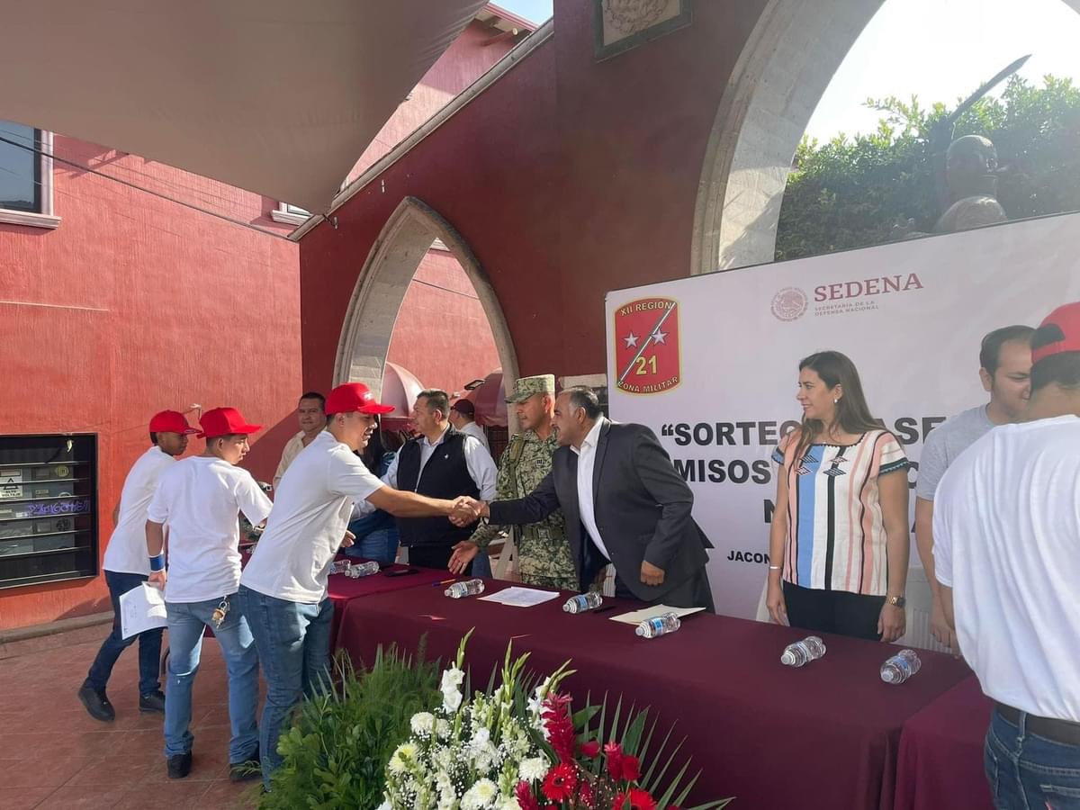 Isidoro Mosqueda encabezó ceremonia del sorteo clase 2006 y remisos del SMN