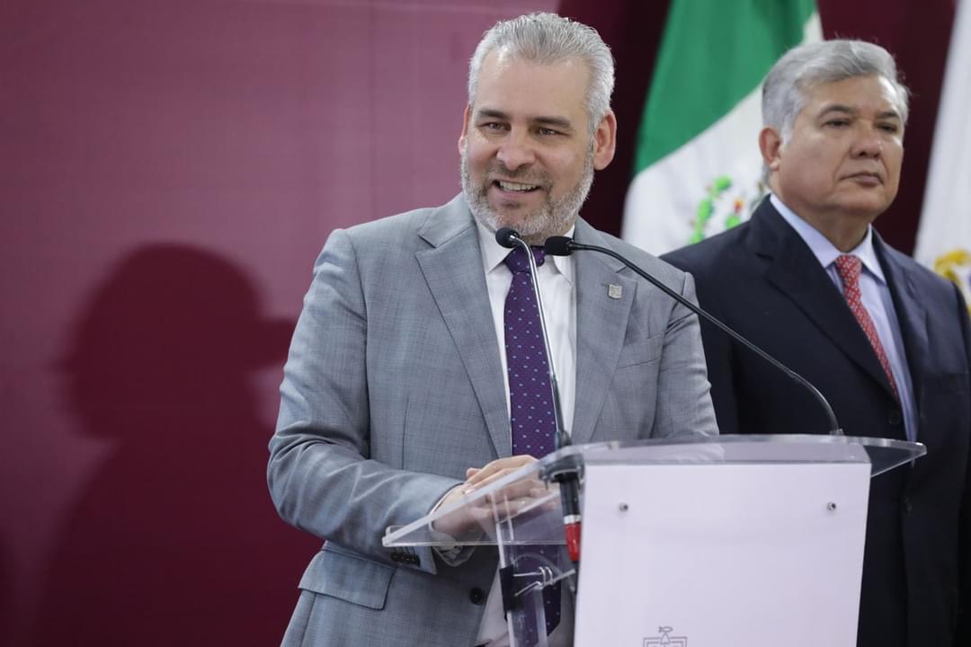 Firma Bedolla iniciativa de reforma constitucional para la UMSNH