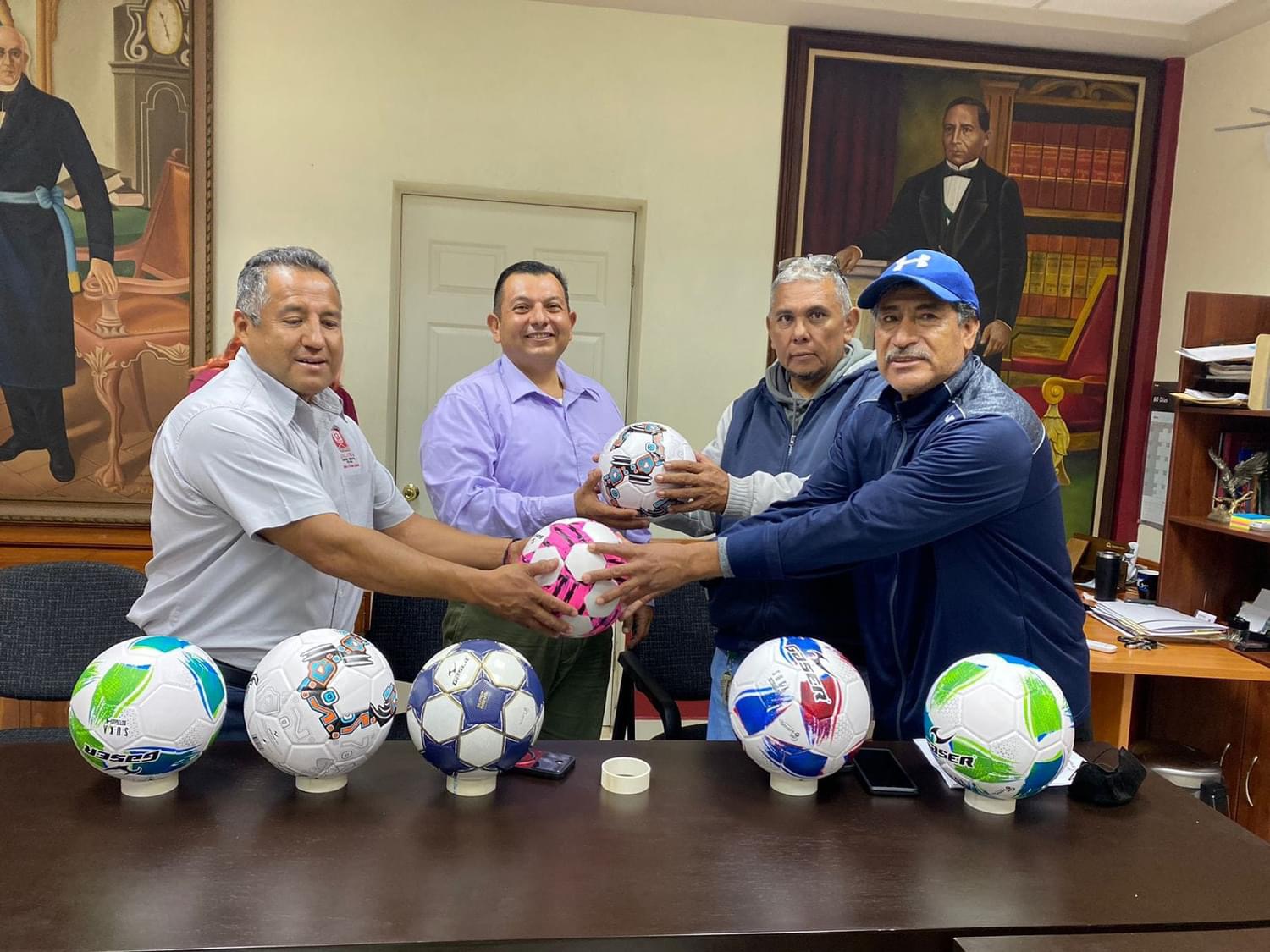 Entregan balones de fútbol a alumnos de la secundaria 