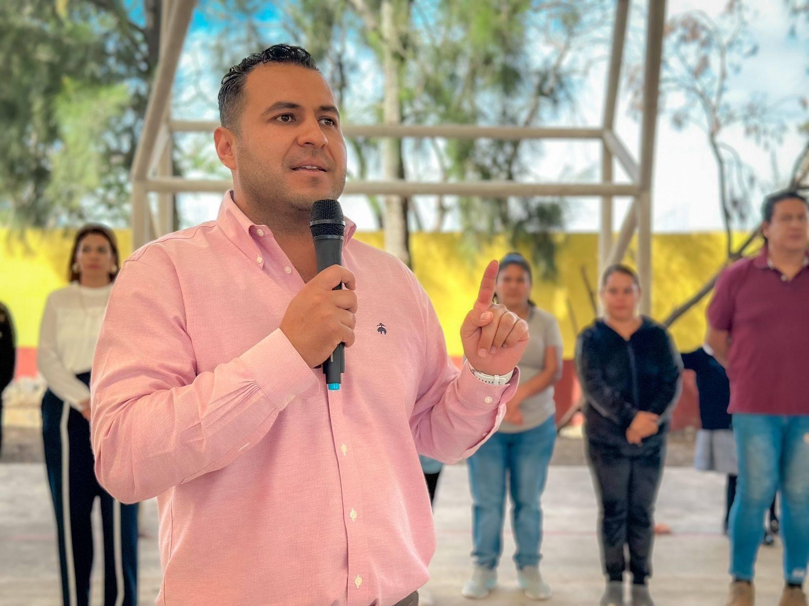 Presidente Enoc Tamayo con apoyo de la SEE logra cobertura total de maestros en 4 escuelas de Ixtlán