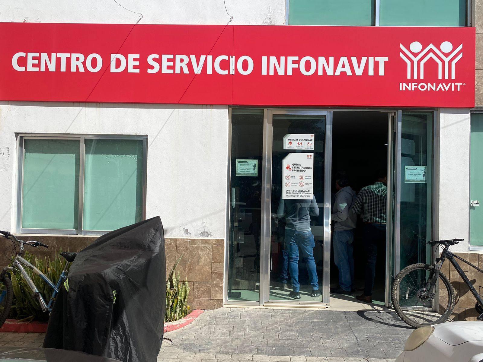 Molestos empresarios con la atención en oficinas de INFONAVIT Zamora