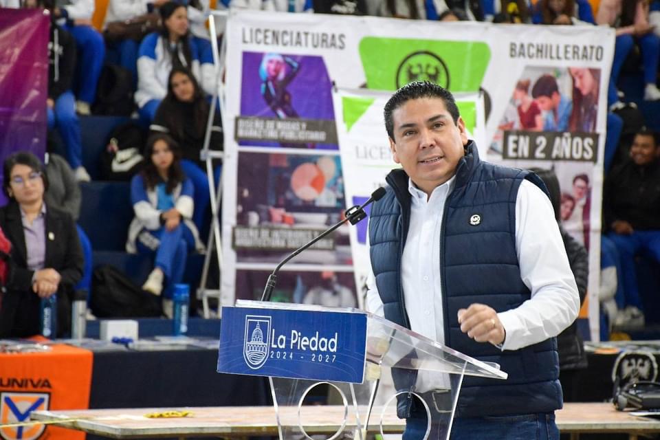 JÓVENES DE PREPARATORIA CONOCEN OPCIONES PARA CONTINUAR CON SUS ESTUDIOS