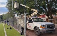 Rehabilitan cableado de iluminación de cancha multideportiva en Manantiales del Curutarán