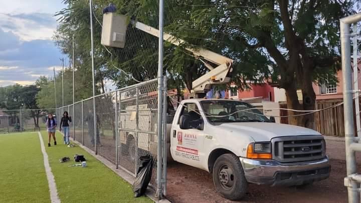 Rehabilitan cableado de iluminación de cancha multideportiva en Manantiales del Curutarán