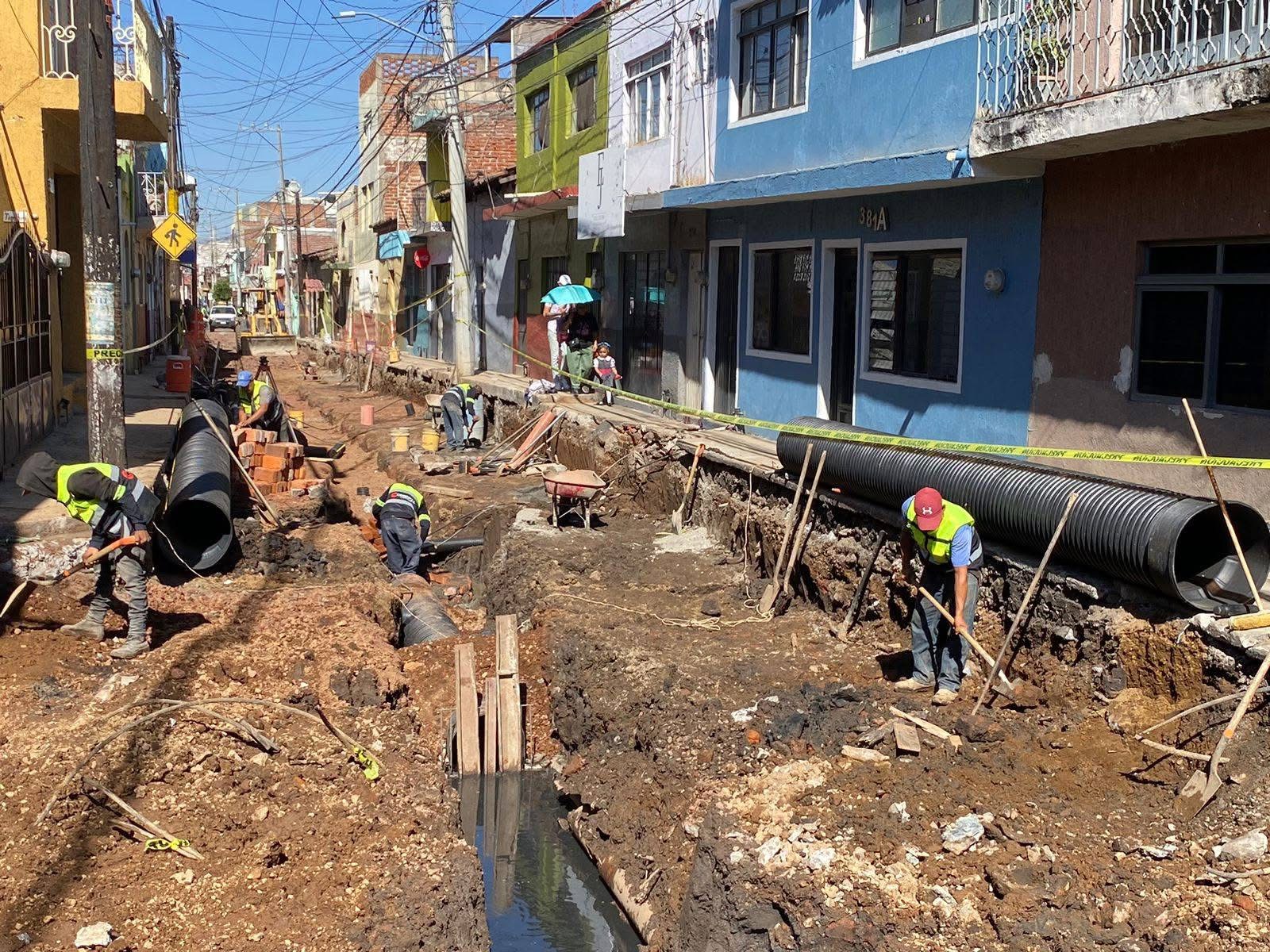 Avanza introducción de drenaje sanitario en calle Dr. Verduzco