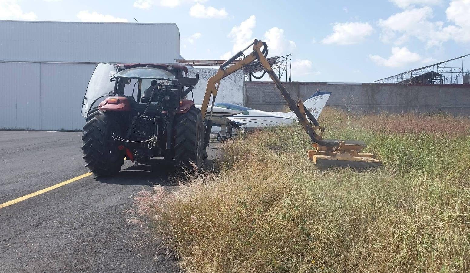 Realizaron labores de mantenimiento y poda de maleza en aeropuerto local
