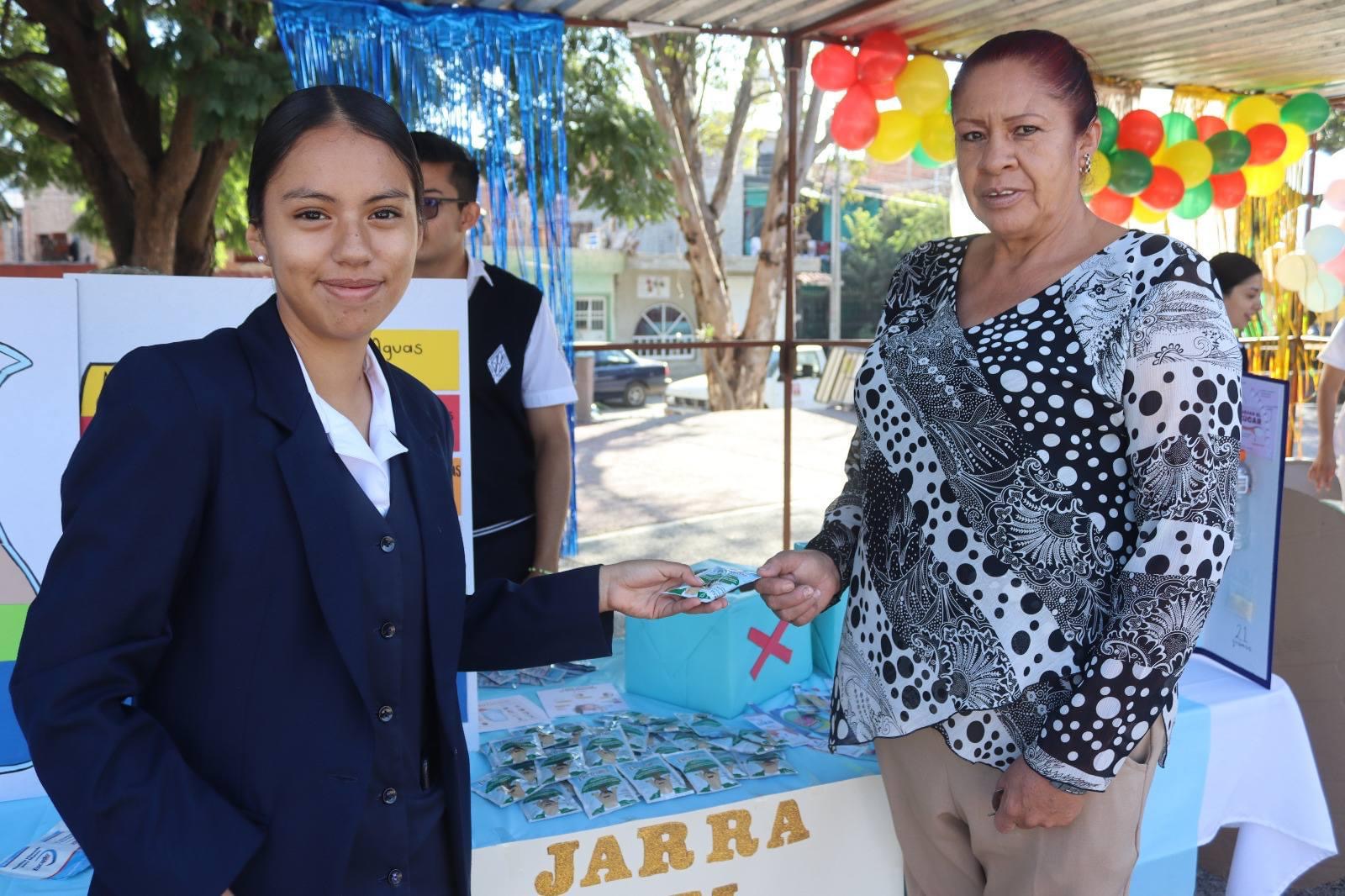 En el marco de la Feria de Salud organizada por el Gobierno de Jacona, el Centro de Salud y la Escuela de Enfermería