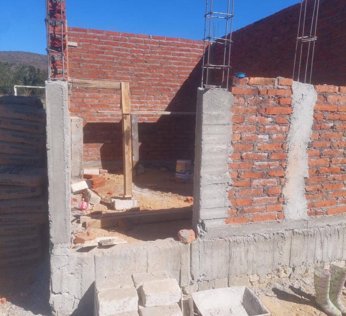 Se realiza construcción de sanitarios en el Tele-bachillerato 134