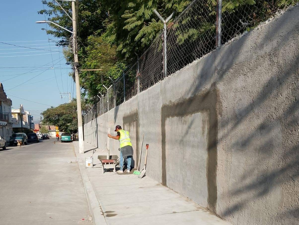 En proceso, obra de rehabilitación de la barda perimetral y de la multi-cancha