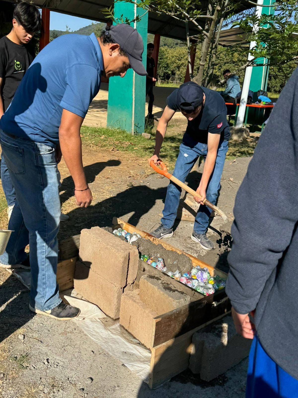 Fabrican estudiantes del Cecytem ecoladrillos de PET
