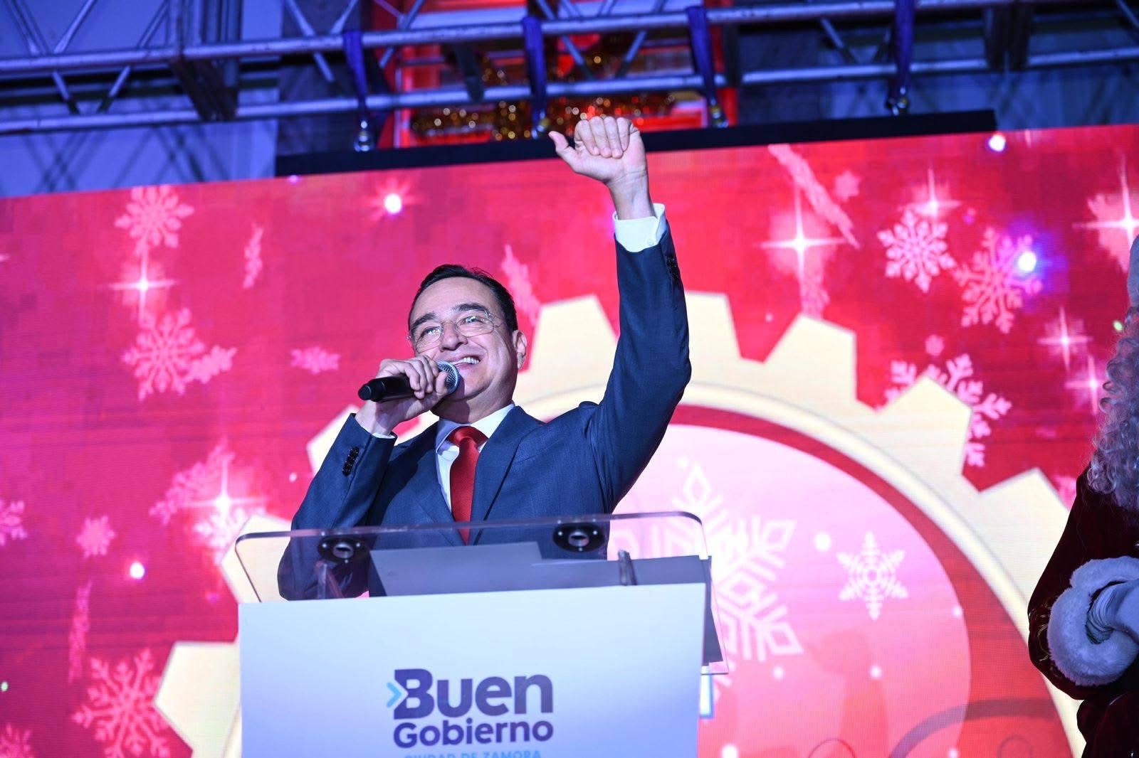 Carlos Soto realizó el encendido del árbol navideño