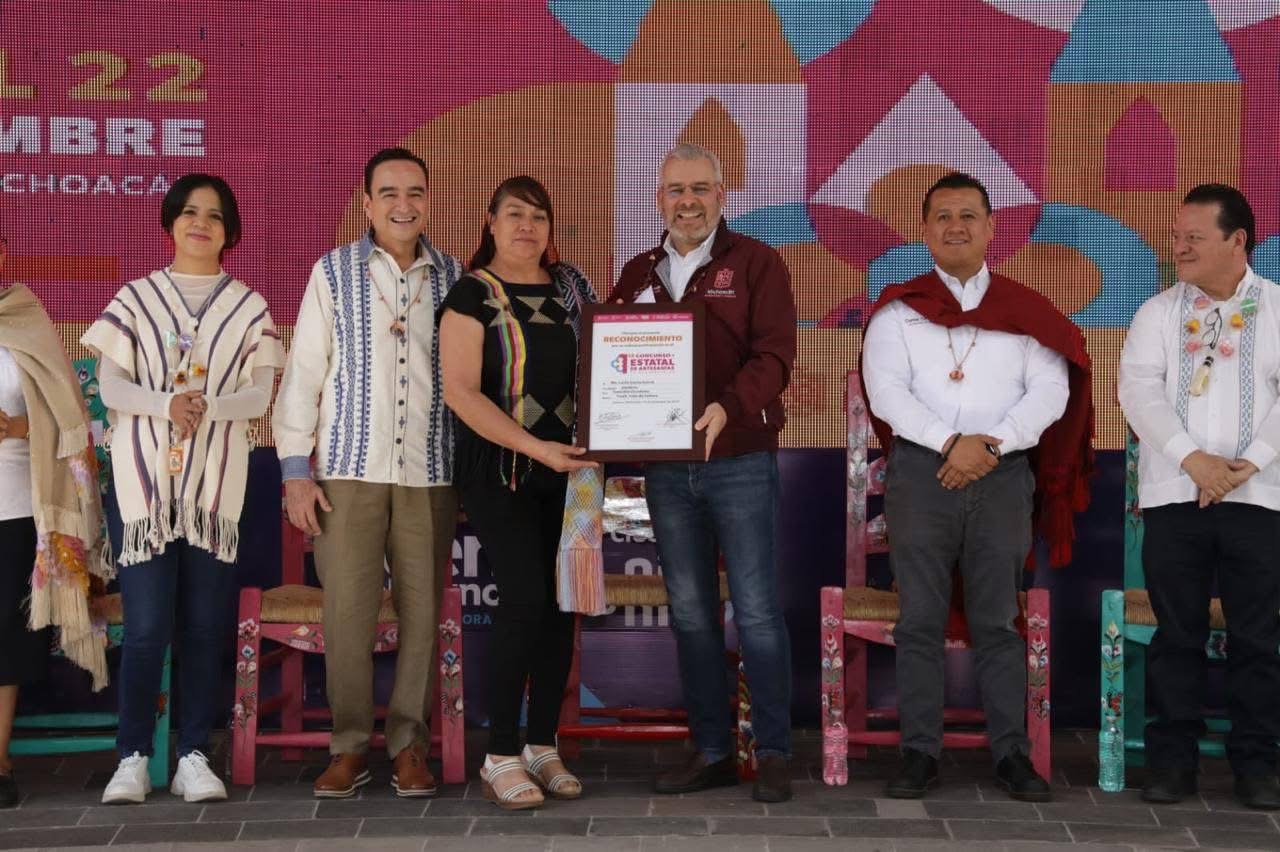 Entregan premios del 1er Concurso Estatal de Artesanías de Occidente de Michoacán