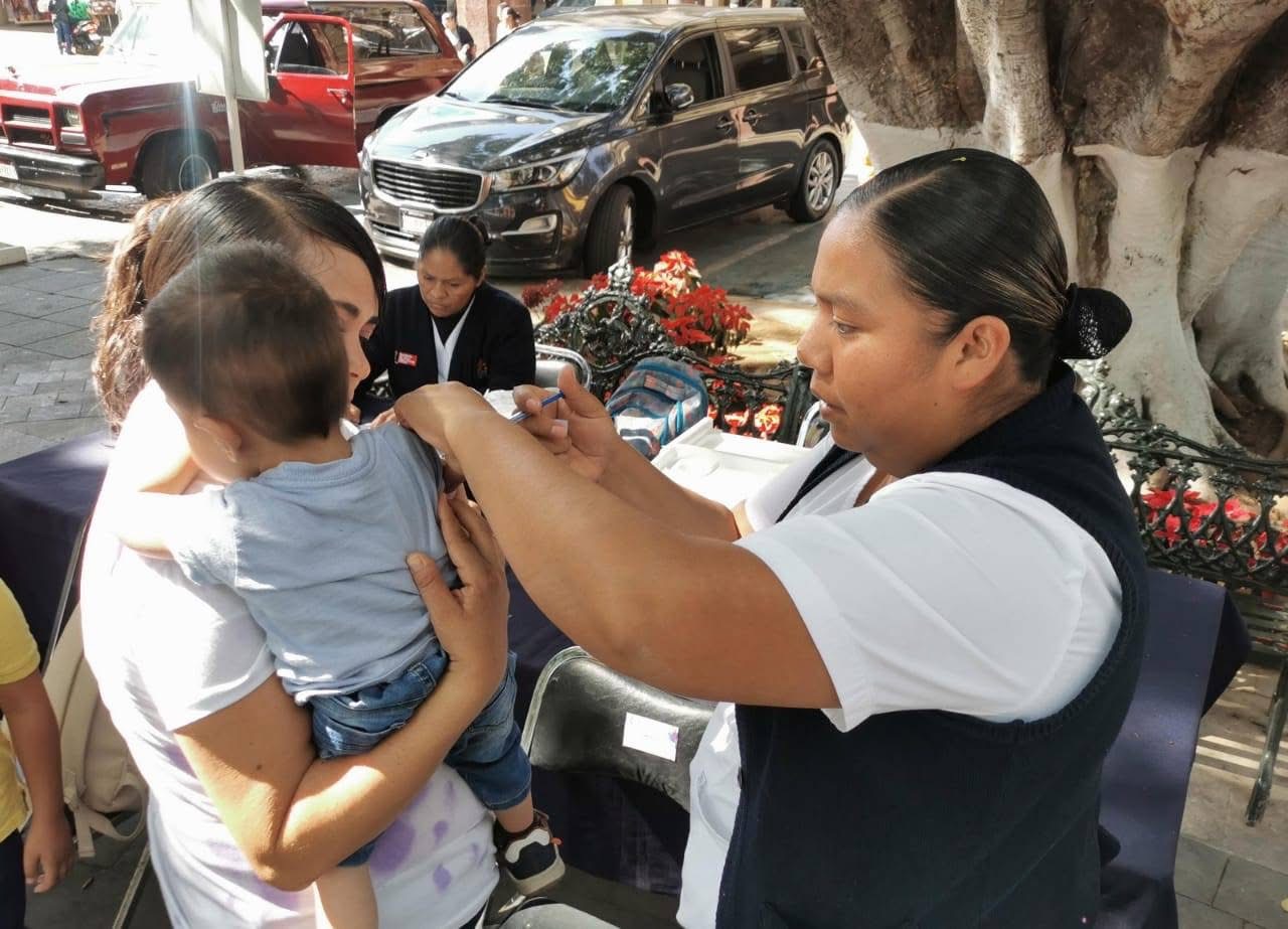 Ofrecen campaña de vacunación contra diversas enfermedades