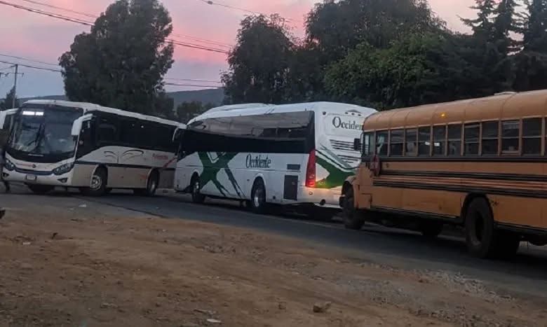 Un grupo de civiles ha atravesado autobuses para obstruir la carretera