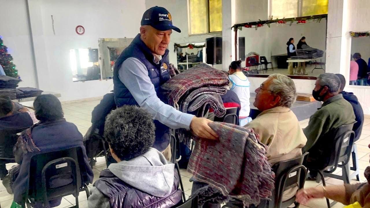 DIF Zamora entrega 50 cobijas a familias de la colonia Valencia