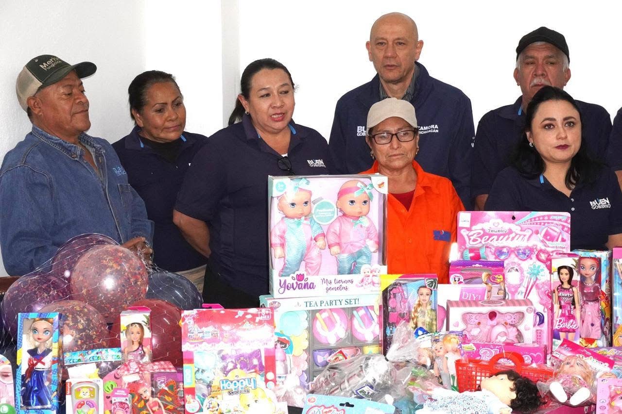 Empleados del Sindicato “Francisco J. Mújica” donan juguetes a DIF Zamora.