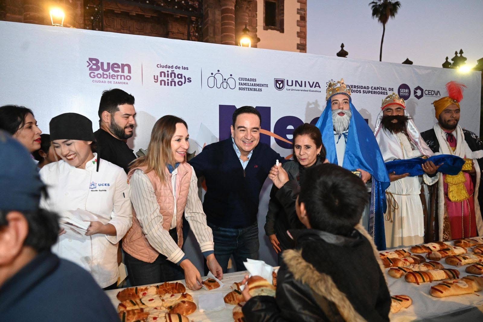 Carlos Soto encabezó la tradicional Mega Rosca de Reyes