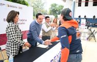 Carlos Soto impulsa el bienestar en Zamora con entrega de tarjetas de programas sociales
