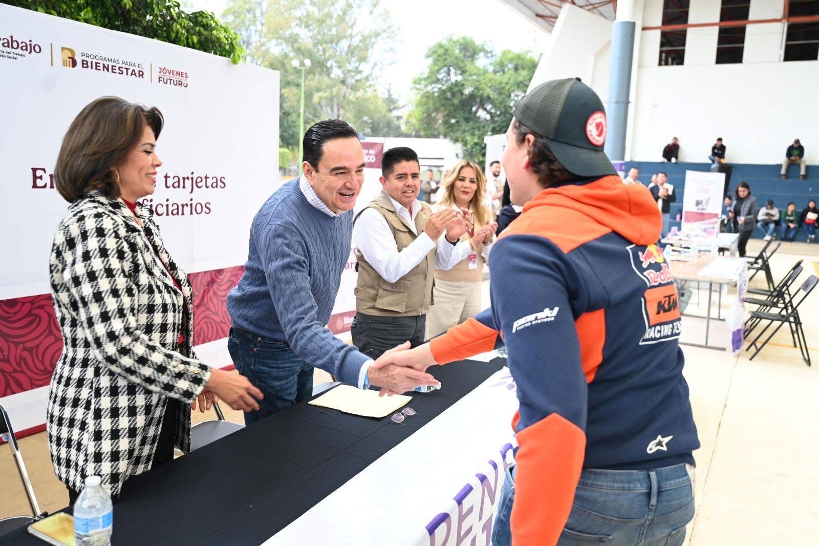 Carlos Soto impulsa el bienestar en Zamora con entrega de tarjetas de programas sociales