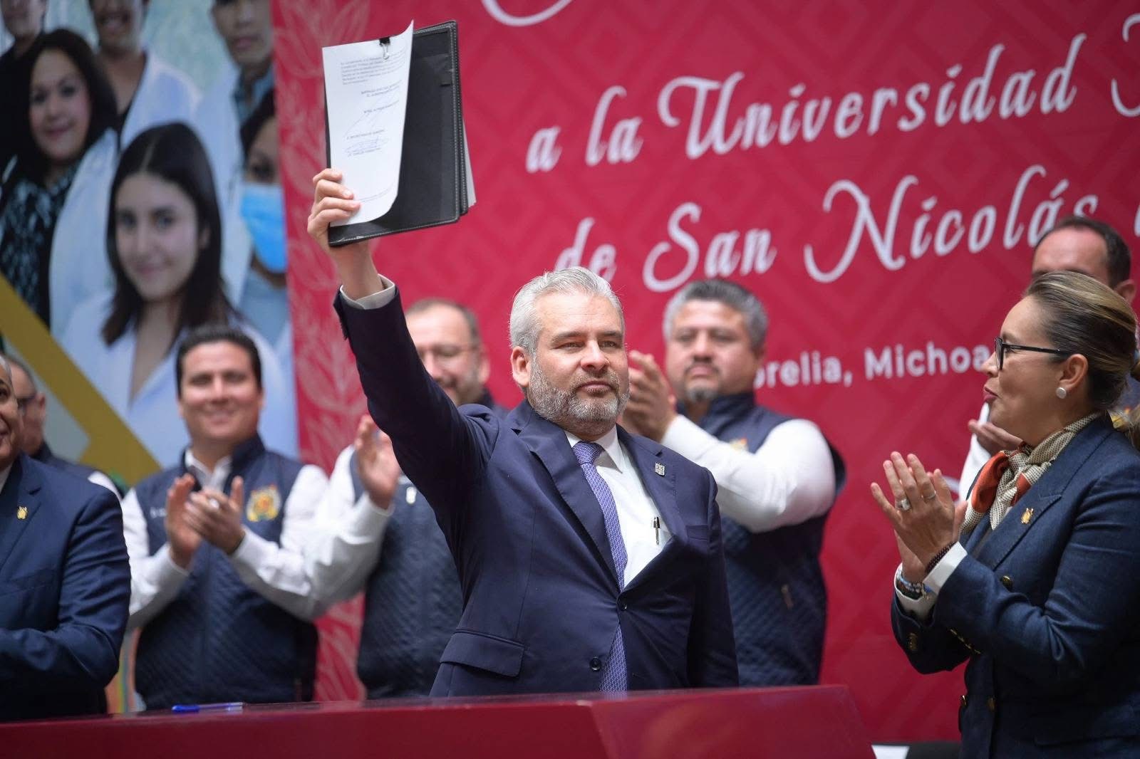 Con reforma a la UMSNH triunfa la libertad y democracia; firma Bedolla decreto de promulgación