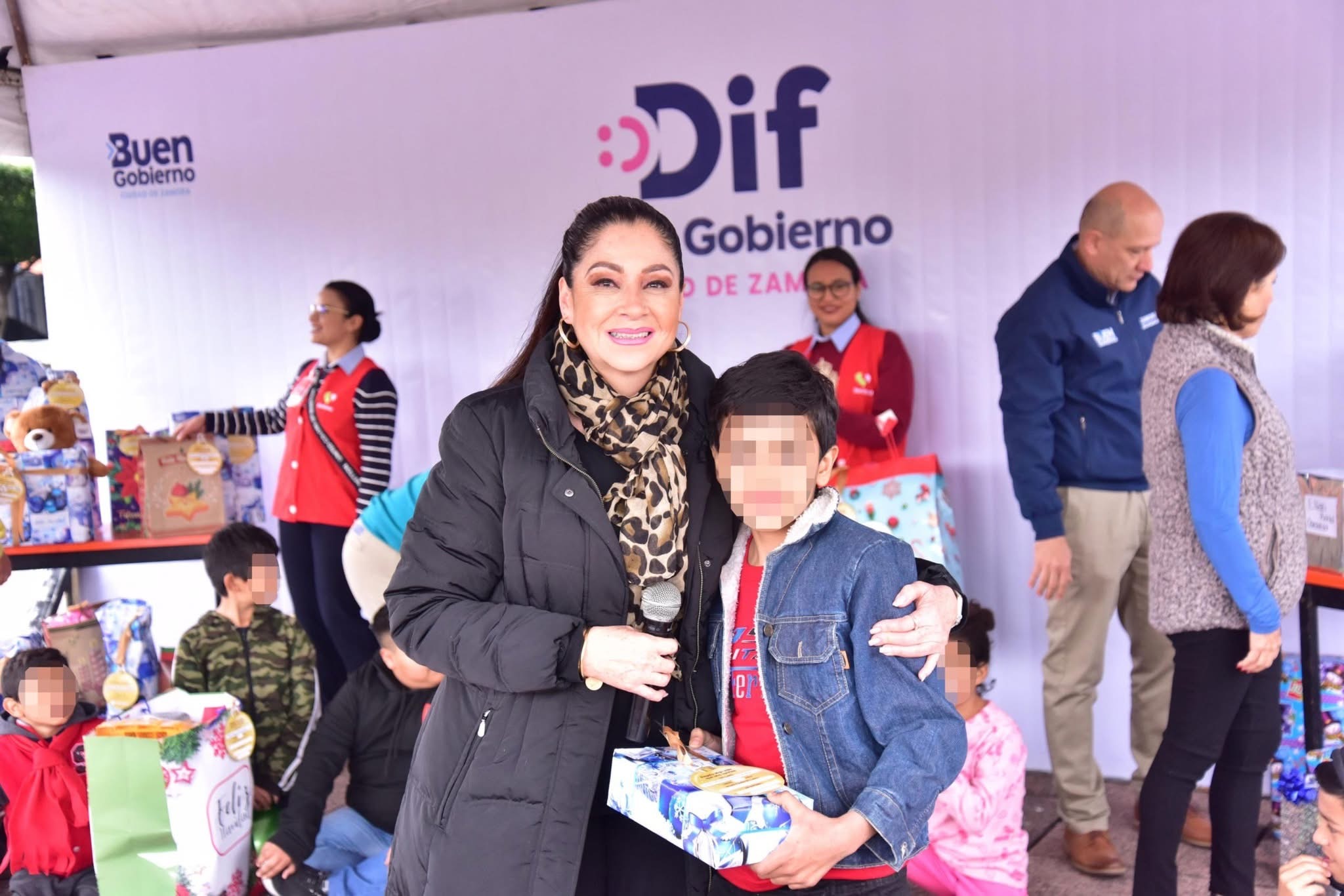 DIF Zamora e Híper Soriana llevan alegría a niños del programa “Becas Padrino”