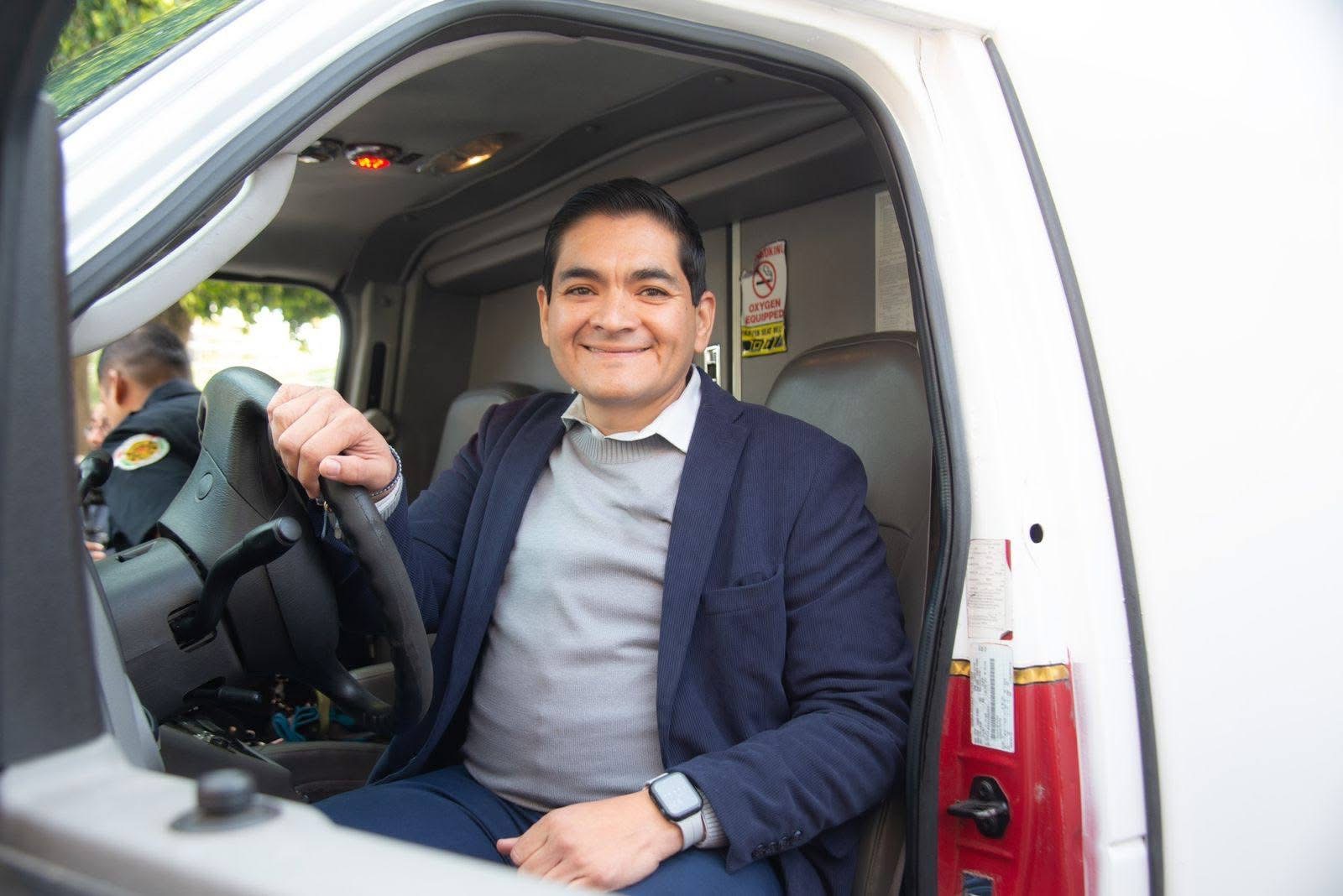 ENTREGA ARTURO HERNÁNDEZ, AMBULANCIA DE CUIDADOS INTENSIVOS A PROTECCIÓN CIVIL TANGANCÍCUARO.