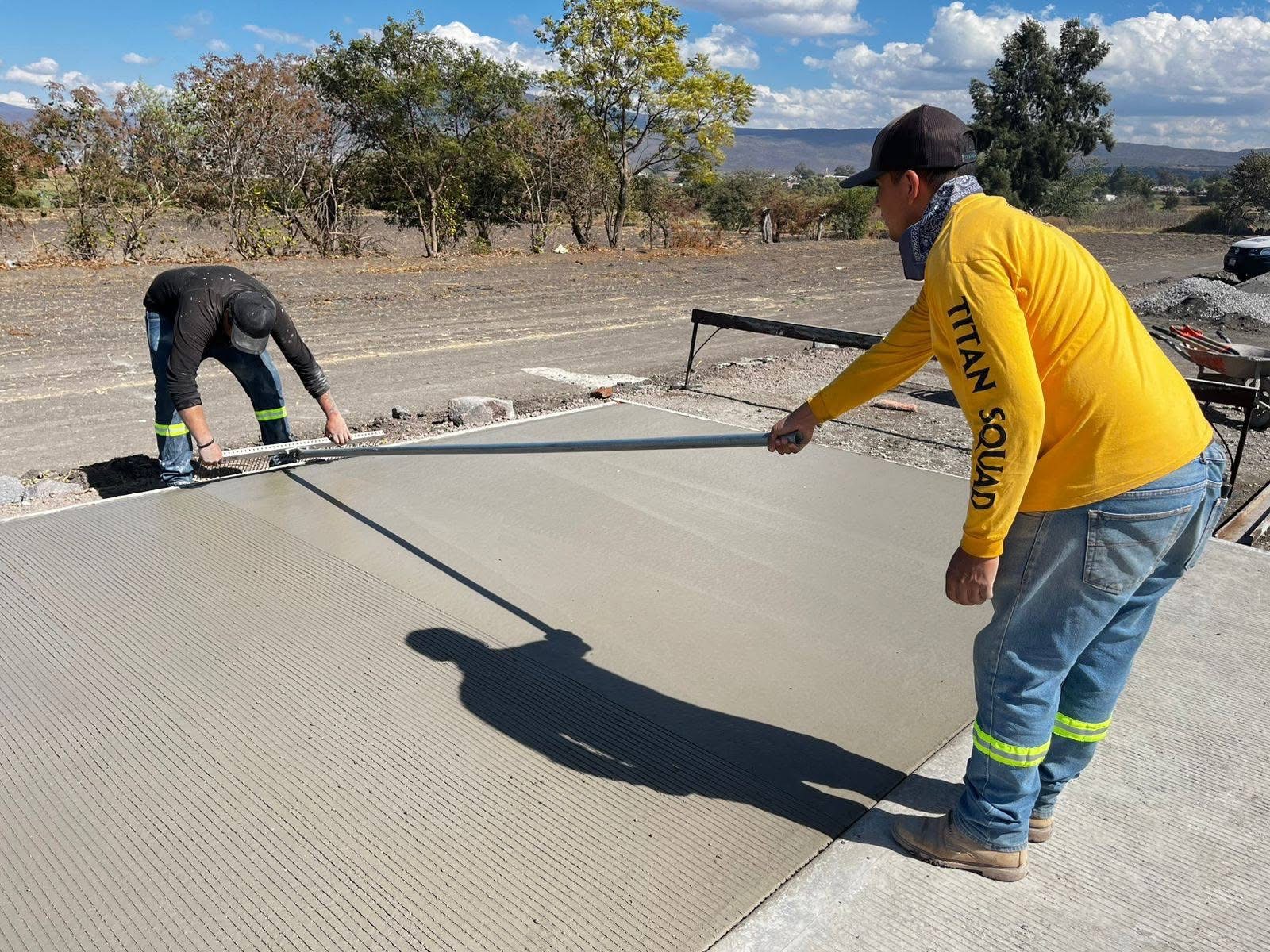 Con un avance del 80 por ciento la obra de pavimentación del acceso al panteón de Aquiles Serdán