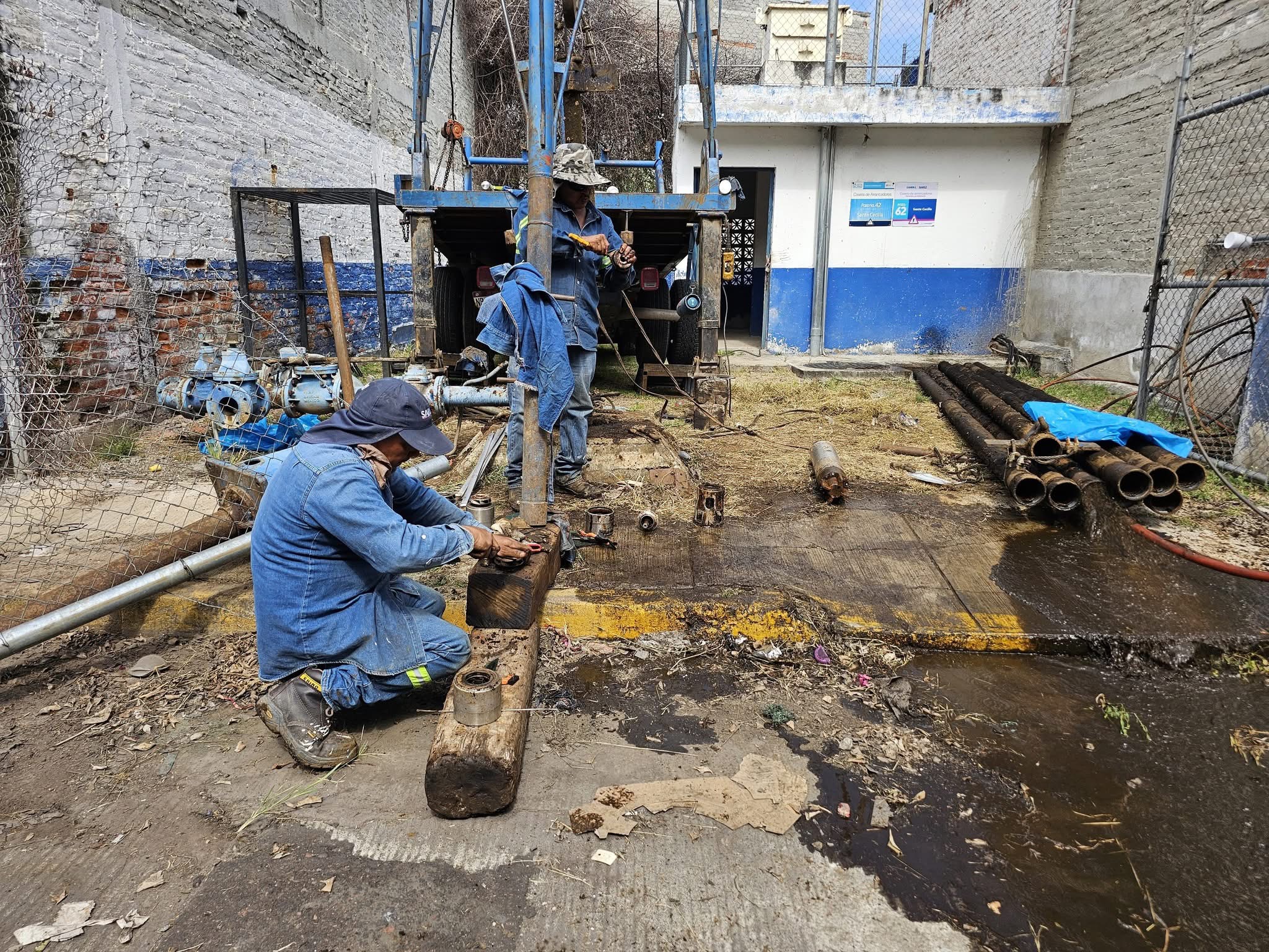Realizan mantenimiento al equipo de bombeo en Huertas de San AntonioZamora, Michoacán; a 14 de enero de 2025. El Sistema de Agua Potable y Alcantarillado de Zamora (SAPAZ) continúa con su programa de mantenimiento preventivo a los equipos de bombeo, con el fin de evitar fallas futuras y asegurar la eficiencia de los pozos que abastecen de agua a la población.