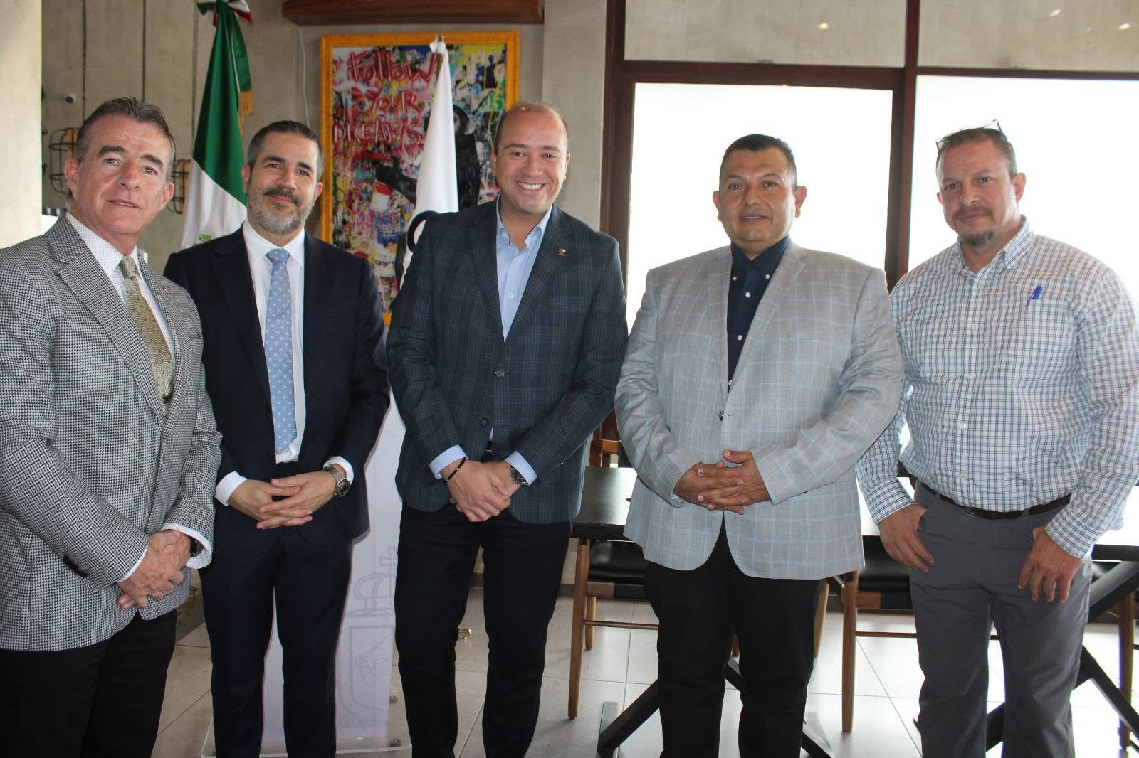 En representación del Presidente Isidoro Mosqueda, acude a la toma de protesta de la nueva mesa directiva regional de Coparmex, el Regidor de Salud, Desarrollo Social, Juventud y Deporte, Francisco Ayala Flores, el cual destacó el gran esfuerzo que esta importante agrupación y su dirigente en la zona, han demostrado para impulsar diversas actividades en pro del crecimiento y desarrollo de nuestra región.