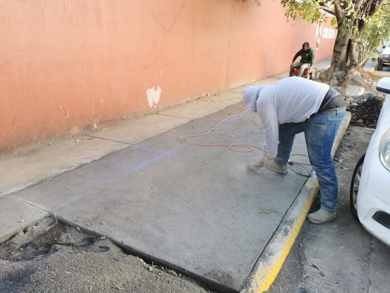 Rehabilitan banqueta en la Calzada Zamora-Jacona para mejorar seguridad de peatones